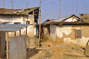 Fototapeta na wymiar Domy i anteny w Afryce