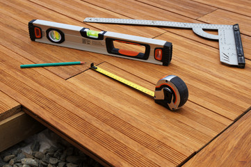 outils de mesure sur terrasse en bois 3