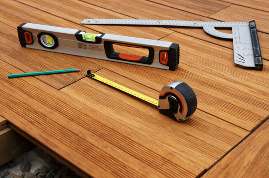 outils de mesure sur terrasse en bois 2