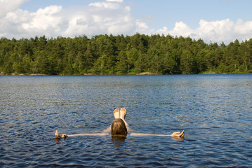 Mensch entspannt sich im Wasser