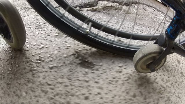 Disabili - strada dissestata - punto di vista -