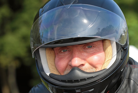 Potrait Motorradfahrer mit Helm und offenem Visier