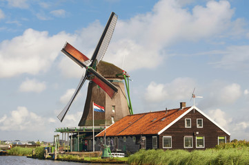 Fototapeta premium Beautiful windmill at De Zaanse Schans in the Netherlands