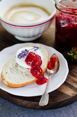 Brötchen mit Ziegenkäse und Erdbeermarmelade
