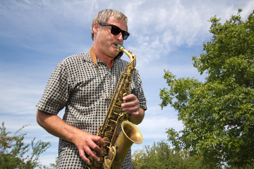 Mann mit Saxophon in Natur