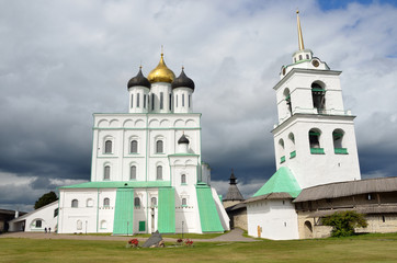 Fototapeta na wymiar Trójcy i dzwonnica Trójcy w katedrze Pskowski Kremla.