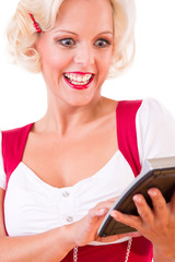 Blondine freut sich über Erspartes