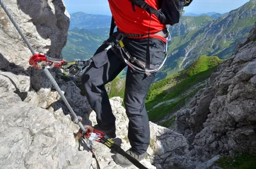 Photo sur Plexiglas Alpinisme Alpiniste en sécurité sur la via ferrata
