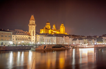 Fototapeta premium Passau bei Nacht