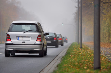 Fototapeta na wymiar Samochody w mgle