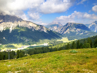 Fototapeta na wymiar Pejzaż włoski Dolomity i kolory w sezonie letnim