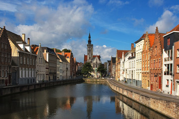 Naklejka premium Fasada domów flamandzkich i kanał w Brugii