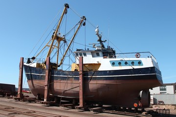 Fischkutter auf Werft