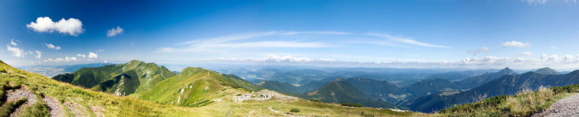 Fototapeta na wymiar Panorama z letnim górskiego grzbietu Małej Fatry-Słowacji