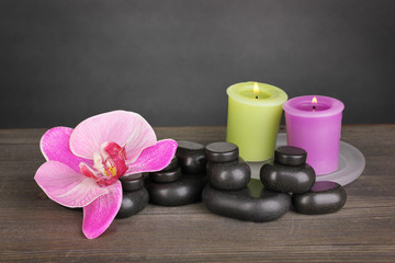 Fototapeta na wymiar Kamienie spa z kwiat orchidei i świeczki