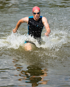 Triathlet rennt aus dem Wasser
