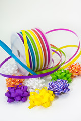 Bunte B&auml;nder und Geschenkpapier