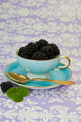 Brombeeren in Kaffeetasse
