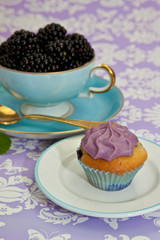 Cupcake mit Brombeere zum Tee