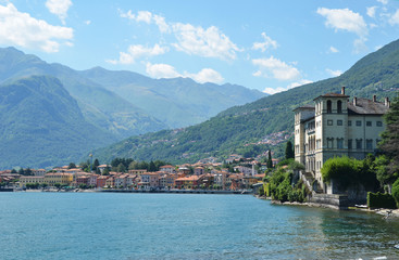 Fototapeta na wymiar Miasto Gravedona i Jezioro Como, Włochy