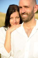 Glückliches Paar auf einer Wiese