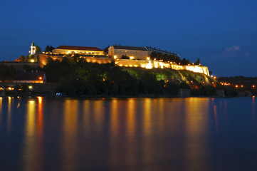 Fototapeta na wymiar Petrovaradin twierdza na Dunaju, przez noc
