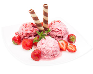 Erdbeereis mit Erdbeeren auf Teller mit Waffel