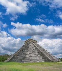 Fototapeta na wymiar Piramidy Majów w Chichen Itza