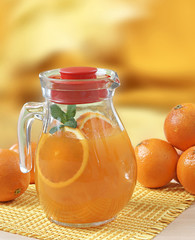 Caraffa con succo di arancia e menta