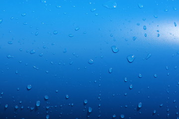 Wassertropfen auf blauem Untergrund