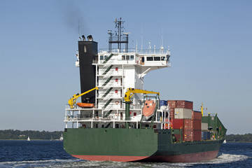 Containerschiff vor dem Nord-Ostsee-Kanal in Kiel, Deutschland