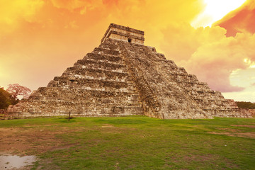 Fototapeta na wymiar Niesamowite niebo nad Kukulkan piramidy w Chichen Itza, Meksyk