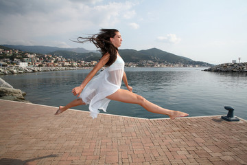 Ballerina in volo sul mare