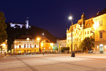 Fototapeta na wymiar Rynek Główny i Ljubljana - Słowenia