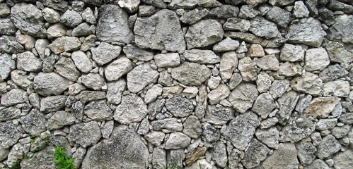 muro de piedras rodeando la antigua casa