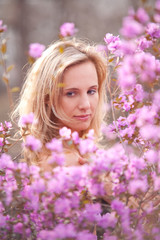 Naklejka premium portrait of a girl with flowers