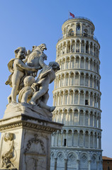 Fototapeta na wymiar Krzywa wieża i posąg Angels in Piazza dei Miracoli w Pizie