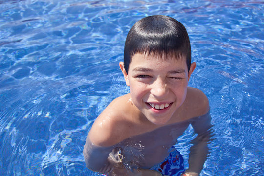 Jeune garçon à la piscine (10s)