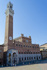 Fototapeta premium Torre del Mangia in Piazza del Campo in Siena