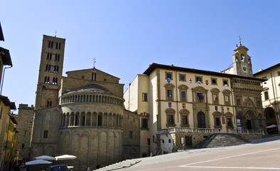 Fototapeta na wymiar Średniowieczne budowle w Piazza Grande w Arezzo