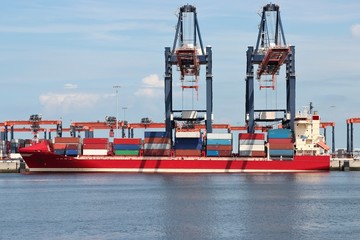 Containerschiff  im Hafen