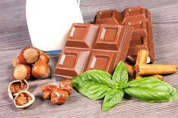barretta di ciccolato con nocciole e cannella