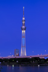 東京スカイツリーと隅田川の夜景
