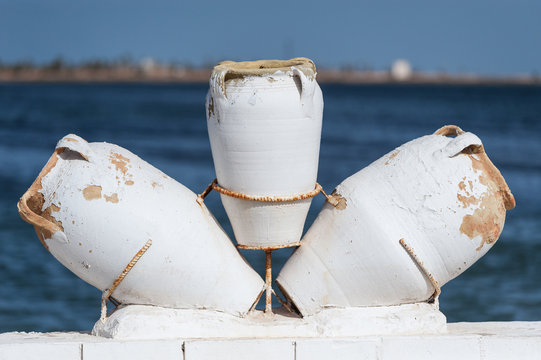 Tonkr&uuml;ge im Hafen