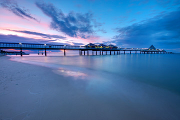 Obraz premium The pier of Heringsdorf at dusk