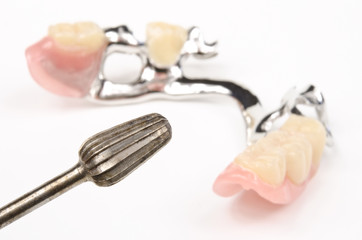 partielle Zahnprothese mit Fräse