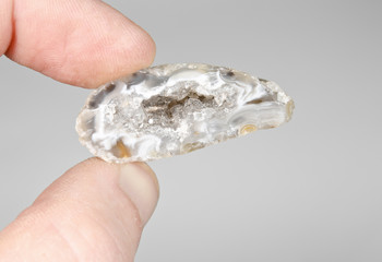 Glücksgeode in Händen halten
