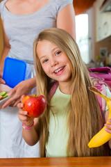 Familie - Mutter macht Frühstück für die Schule