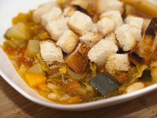 zupa jarzynowa z grzankami