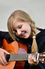 Młoda gitarzystka